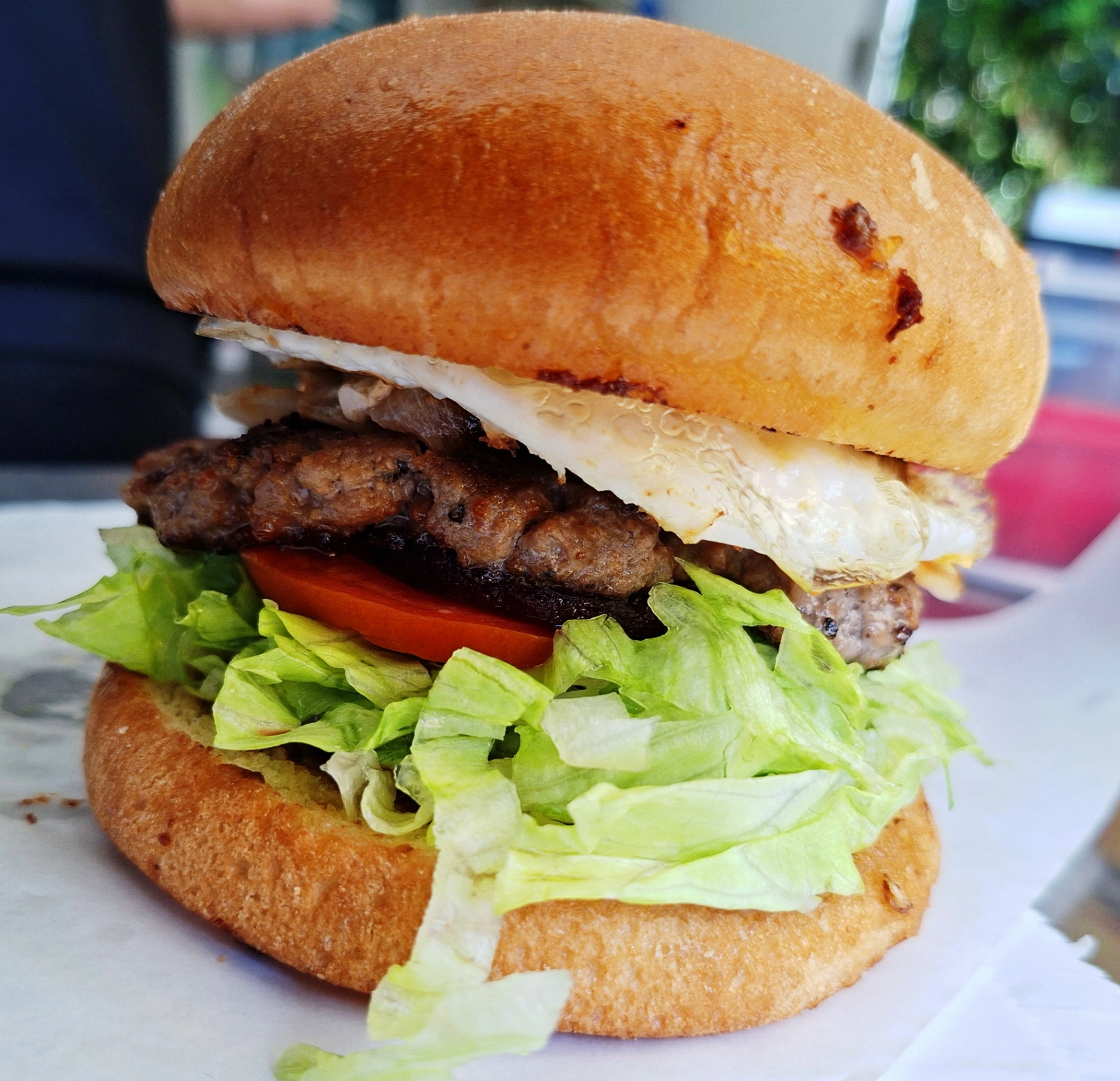 Hamburger with egg, lettuce, tomato and beetroot